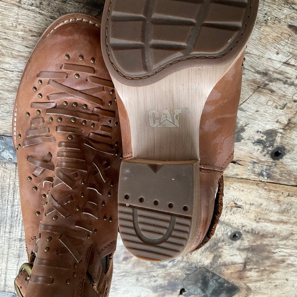 Catepillar CAT tan leather boots 8. - Picture 8 of 14